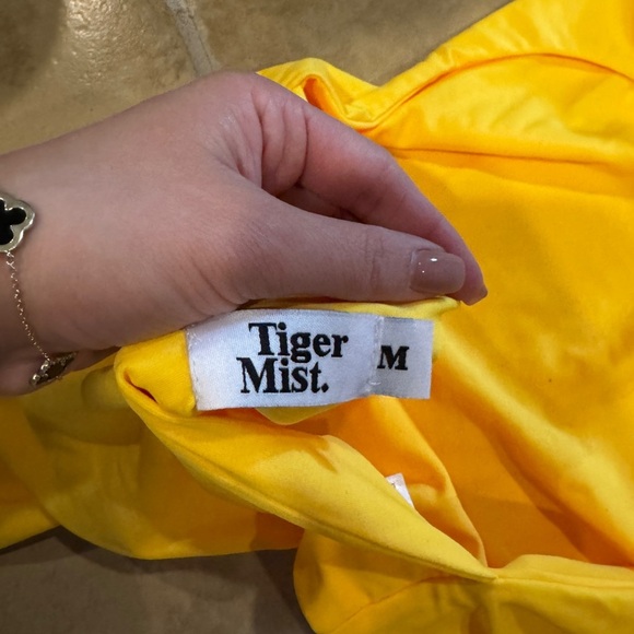 Yellow body suit. Tiger mist - Picture 3 of 3